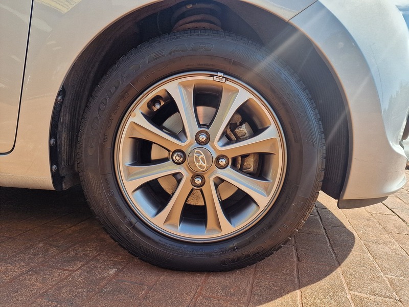 Hyundai 1.2 Premium Hatchback 5dr Petrol Manual Euro 5 (87 ps)