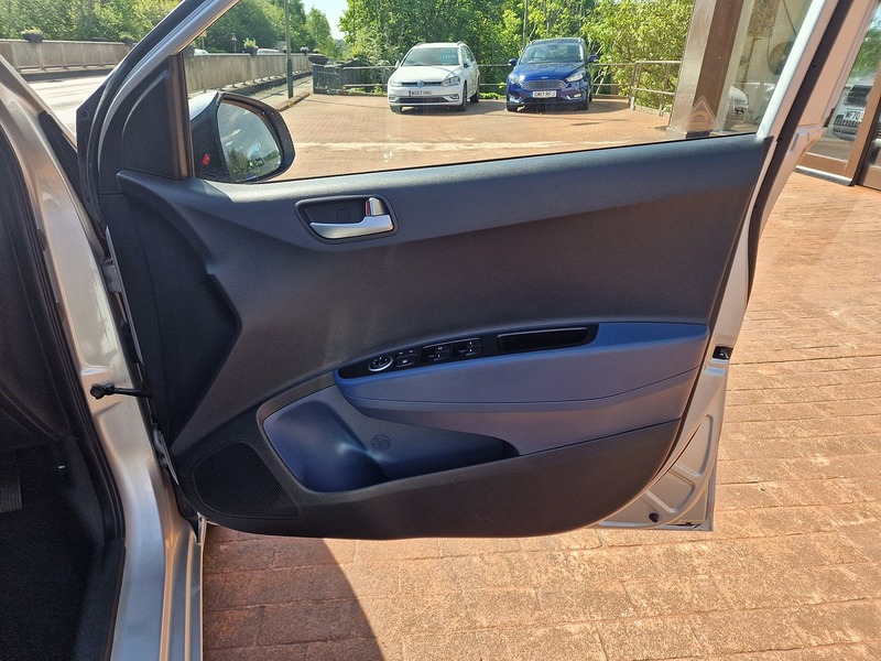 Hyundai 1.2 Premium Hatchback 5dr Petrol Manual Euro 5 (87 ps)