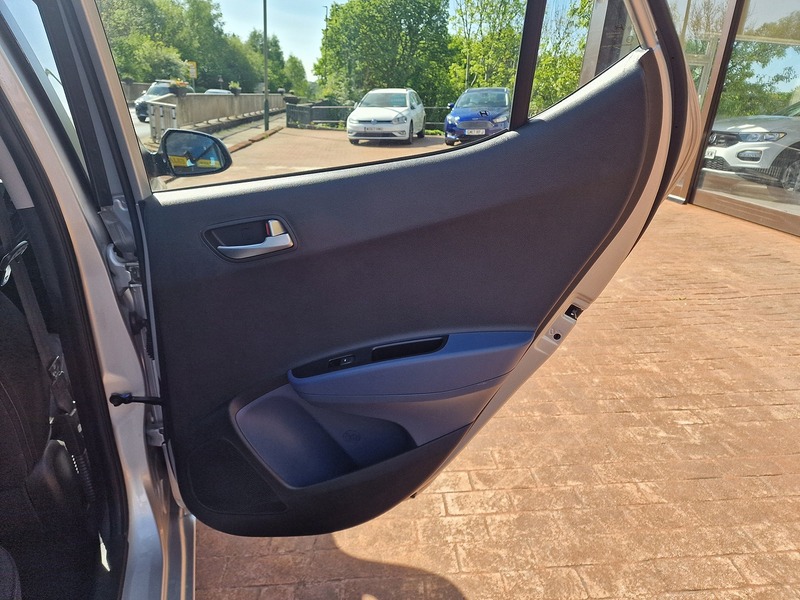 Hyundai 1.2 Premium Hatchback 5dr Petrol Manual Euro 5 (87 ps)