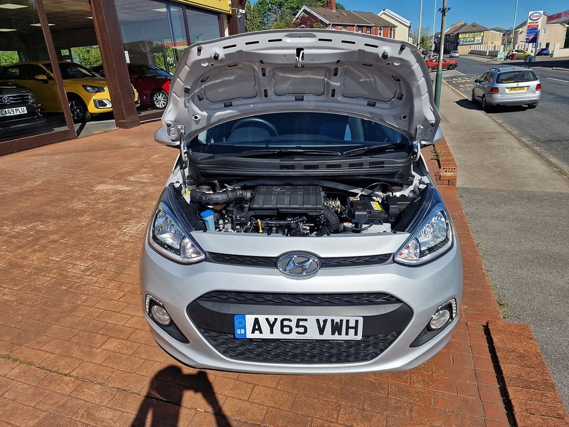 Hyundai 1.2 Premium Hatchback 5dr Petrol Manual Euro 5 (87 ps)