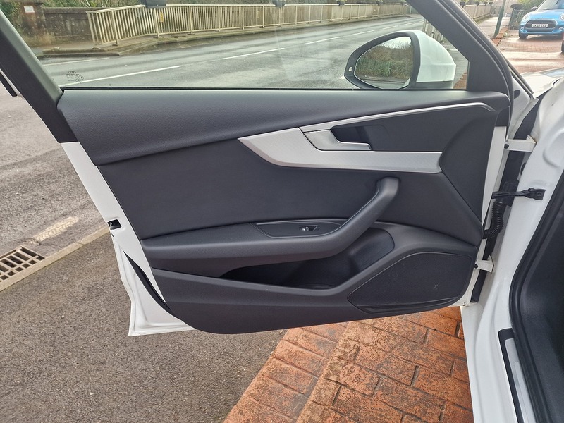 Audi 2.0 TDI 35 Technik Estate 5dr Diesel S Tronic Euro 6 (s/s) (163 ps)