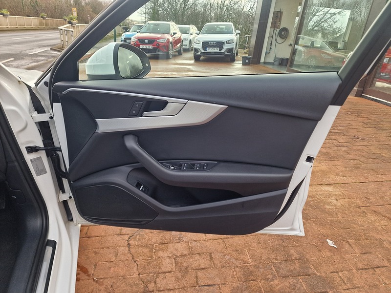 Audi 2.0 TDI 35 Technik Estate 5dr Diesel S Tronic Euro 6 (s/s) (163 ps)