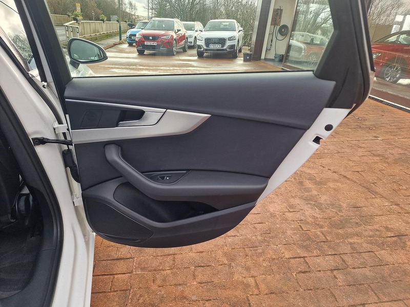 Audi 2.0 TDI 35 Technik Estate 5dr Diesel S Tronic Euro 6 (s/s) (163 ps)