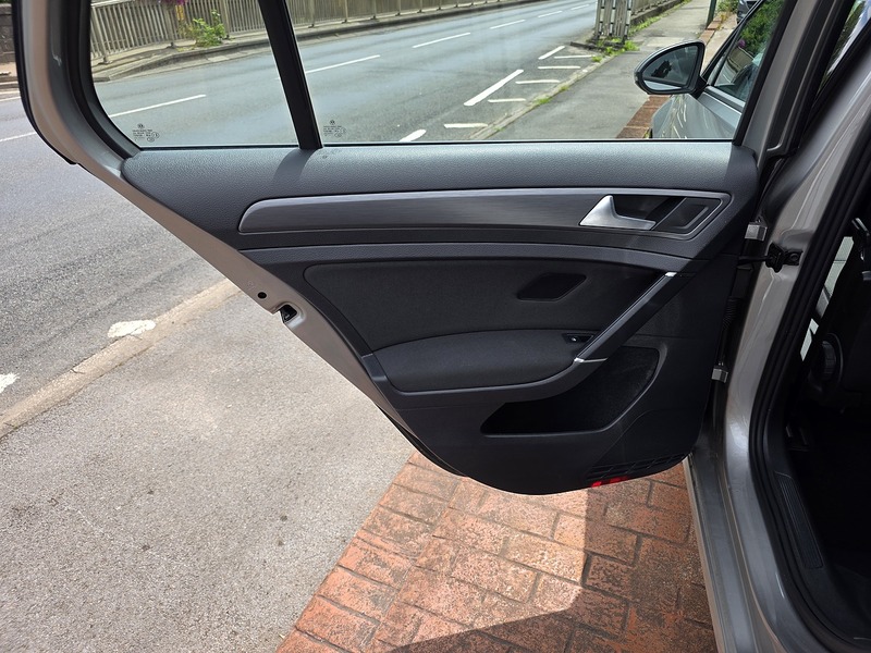 Volkswagen Golf TDI SE - U3687