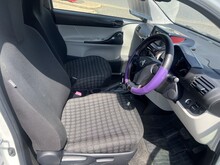 Toyota iQ VVT-i 2 - Thumb 8