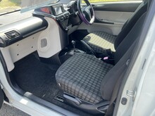 Toyota iQ VVT-i 2 - Thumb 9