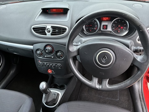 Clio Dynamique 16V Hatchback 1.4 Manual Petrol