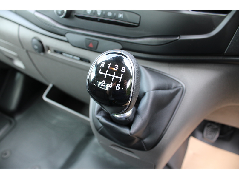 Ford 350 L4 Dropside Tail Lift Truck 165ps Euro 6 - Towing axle with 7,000kg gross train mass 1996 Dropside Manual Diesel