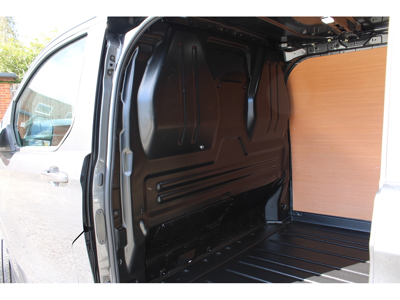 Ford L1 Limited 136ps Euro 6 Diesel Van - 17
