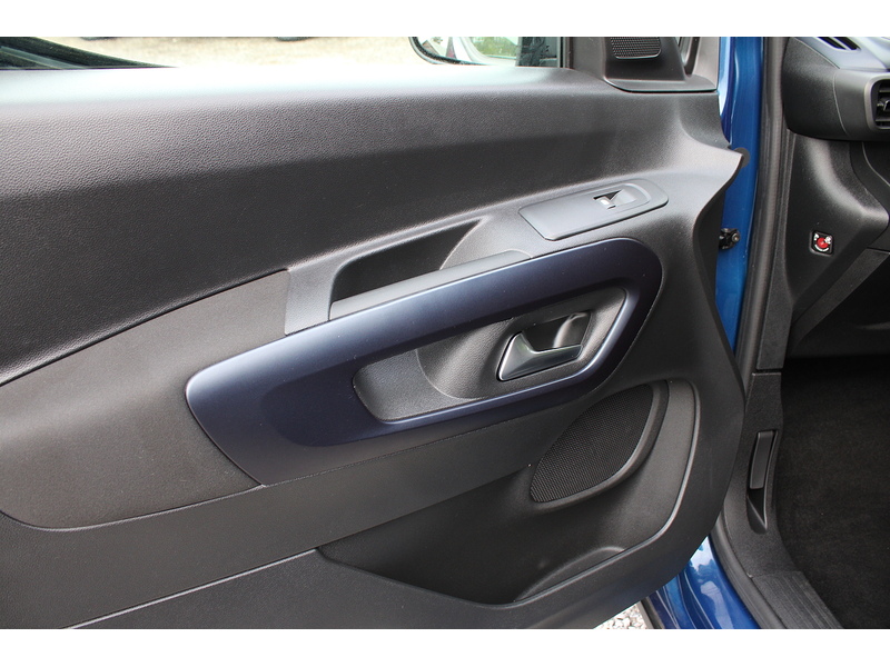 Peugeot Allied Horizon - wheelchair access car - 3 seat plus one wheelchair 1.5 5dr WAV Manual Diesel