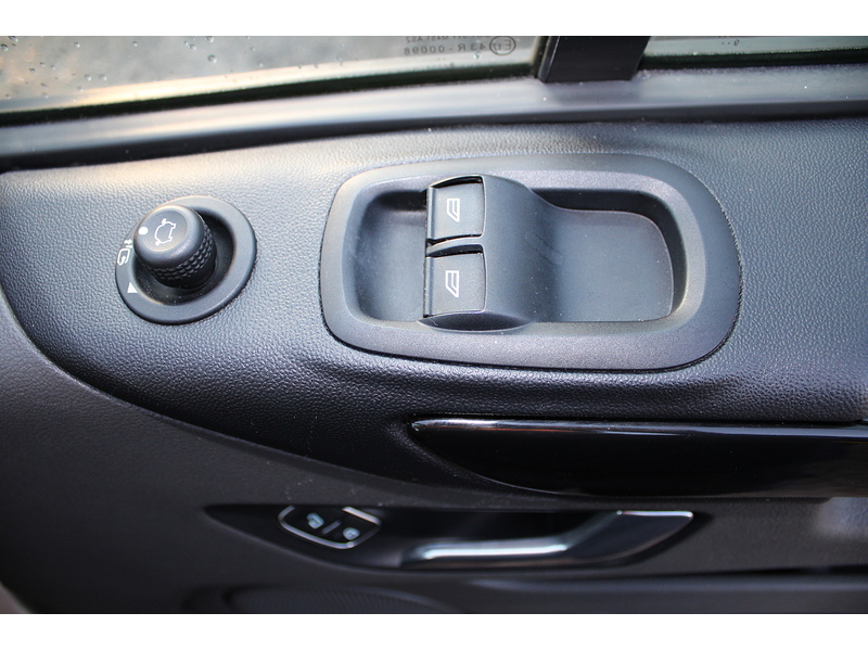 Ford 300 L2 Limited 130ps Euro 6 Diesel van - LOAD AREA SECURITY LOCKS & PLATES 2.0 5dr medium van Manual Diesel