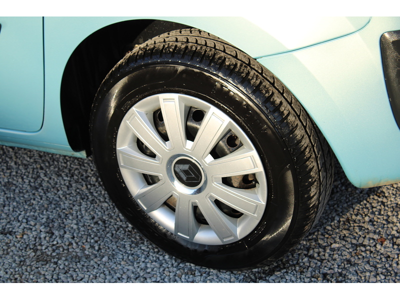 Renault Expression - 3 seat wheelchair car - Automotive conversion 1.6 5dr WAV Automatic Petrol