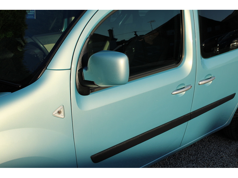 Renault Expression - 3 seat wheelchair car - Automotive conversion 1.6 5dr WAV Automatic Petrol