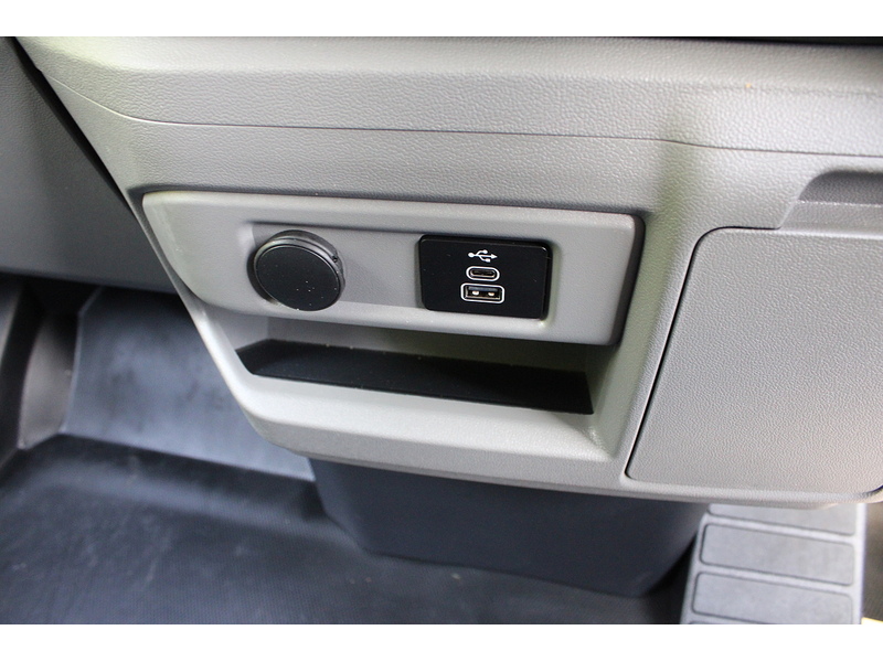 Ford 280 L1 Limited 136ps Euro 6 Automatic - Low miles 2.0 5dr medium van Automatic Diesel