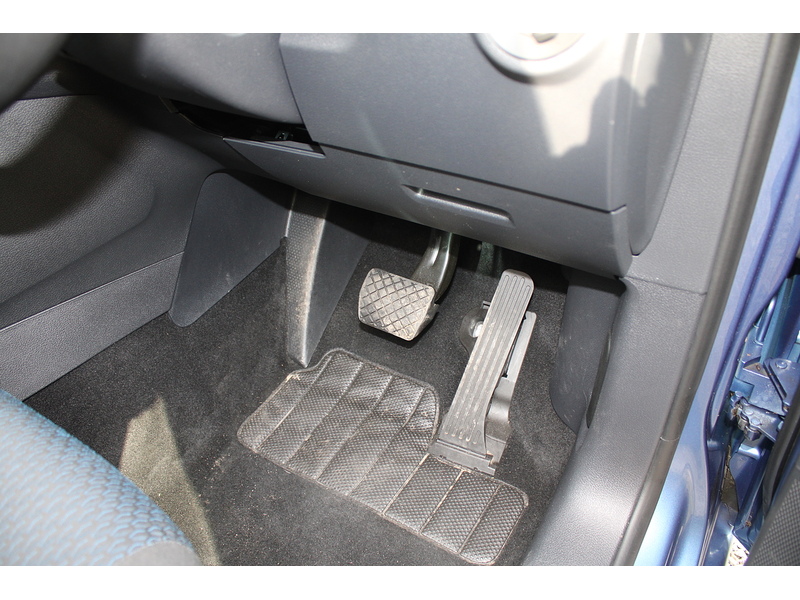 Volkswagen AUTOMATIC Allied Vista - 5 seats plus one wheelchair/scooter 2.0 5dr WAV Automatic Diesel