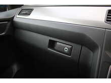 Volkswagen Caddy Maxi Life AUTOMATIC Allied Vista - 5 seats plus one wheelchair/scooter