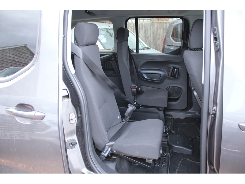 Peugeot XL PureTech Allure Automatic - Allied Horizon RE - Rare Lwb 4 seater plus one wheelchair or scooter 1.2 5dr WAV Automatic Petrol