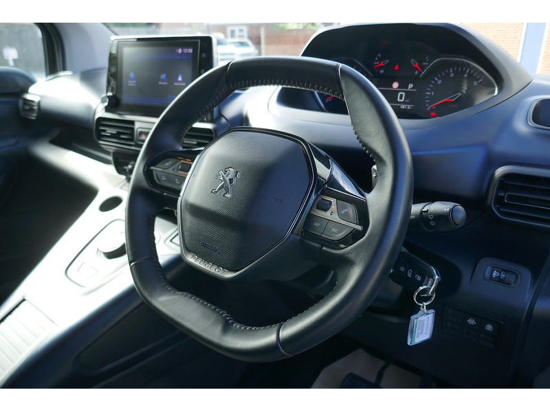 Peugeot XL PureTech Allure Automatic - Allied Horizon RE - Rare Lwb 4 seater plus one wheelchair or scooter 1.2 5dr WAV Automatic Petrol