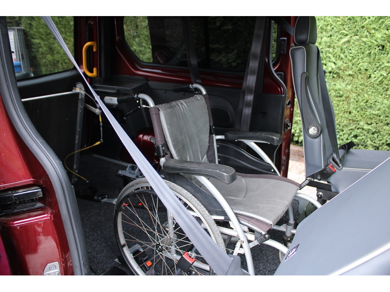 Renault LL30 Business - RARE Dual turney seat wheelchair access car 2.0 4dr wav Automatic Diesel