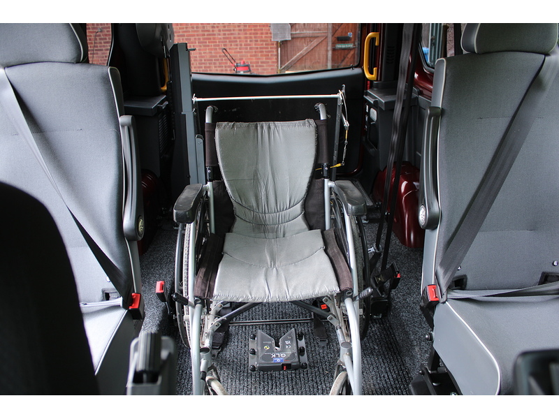 Renault LL30 Business - RARE Dual turney seat wheelchair access car 2.0 4dr wav Automatic Diesel