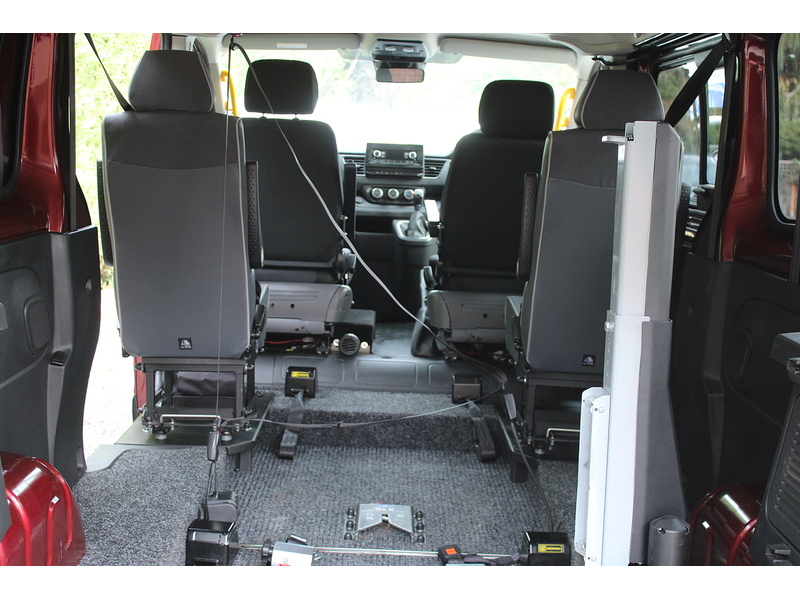 Renault LL30 Business - RARE Dual turney seat wheelchair access car 2.0 4dr wav Automatic Diesel