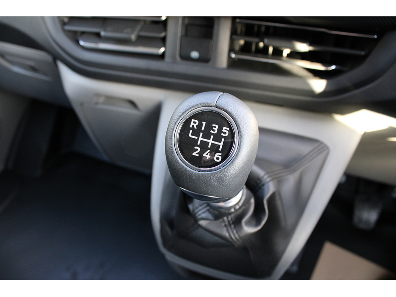 Ford 300 Limited L1 H1 136ps Euro 6 Diesel Van 2.0 5dr medium van Manual Diesel