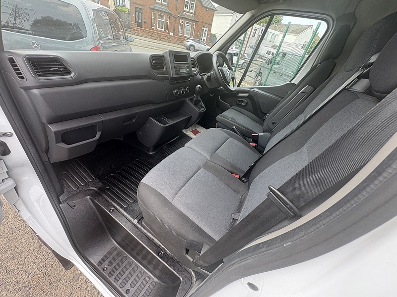 Renault 2.3 dCi 35 Business+ Panel Van 4dr Diesel Manual FWD LWB Medium Roof Euro 6 (135 ps)