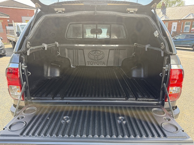 Toyota 2.4 D-4D Invincible X Pickup Double Cab 4dr Diesel Auto 4WD Euro 6 (TSS) (150 ps)