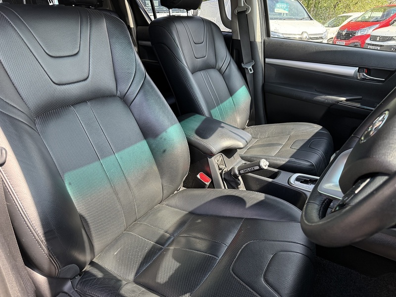 Toyota 2.4 D-4D Invincible X Pickup Double Cab 4dr Diesel Auto 4WD Euro 6 (TSS) (150 ps)