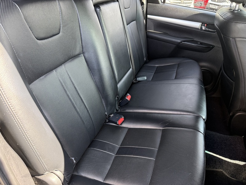 Toyota 2.4 D-4D Invincible X Pickup Double Cab 4dr Diesel Auto 4WD Euro 6 (TSS) (150 ps)