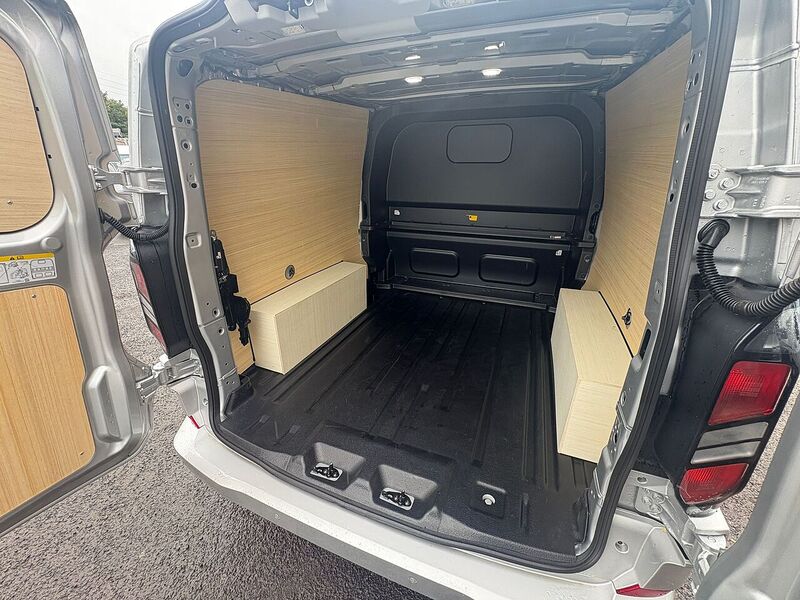 Ford 2.0 320 EcoBlue Limited Crew Van Double Cab 5dr Diesel Auto L2 H1 Euro 6 (s/s) (136 ps)