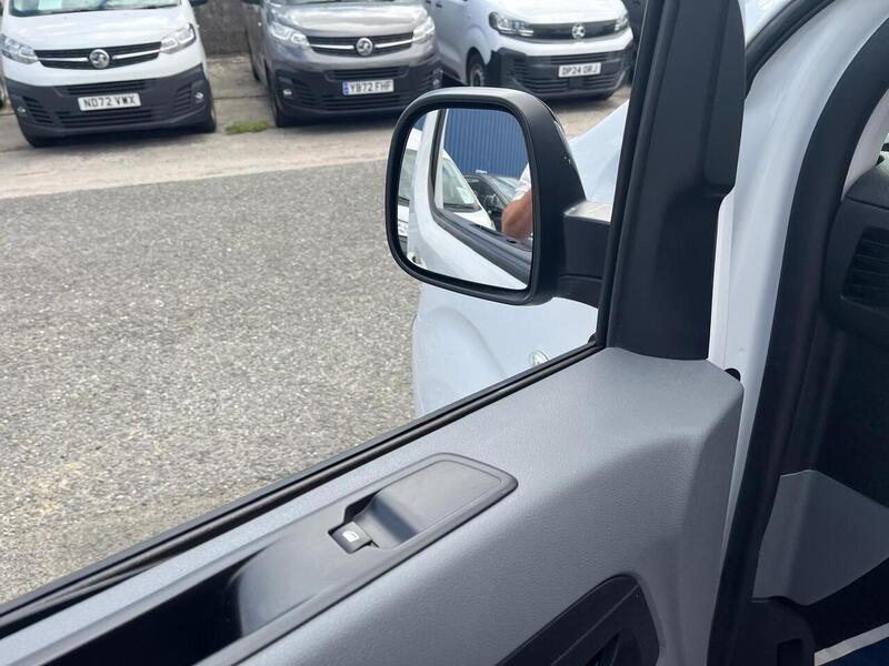 Vauxhall Vivaro Turbo D 2700 Sportive - U15221