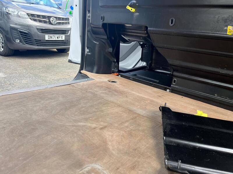 Vauxhall Vivaro Turbo D 2700 Sportive - U15221