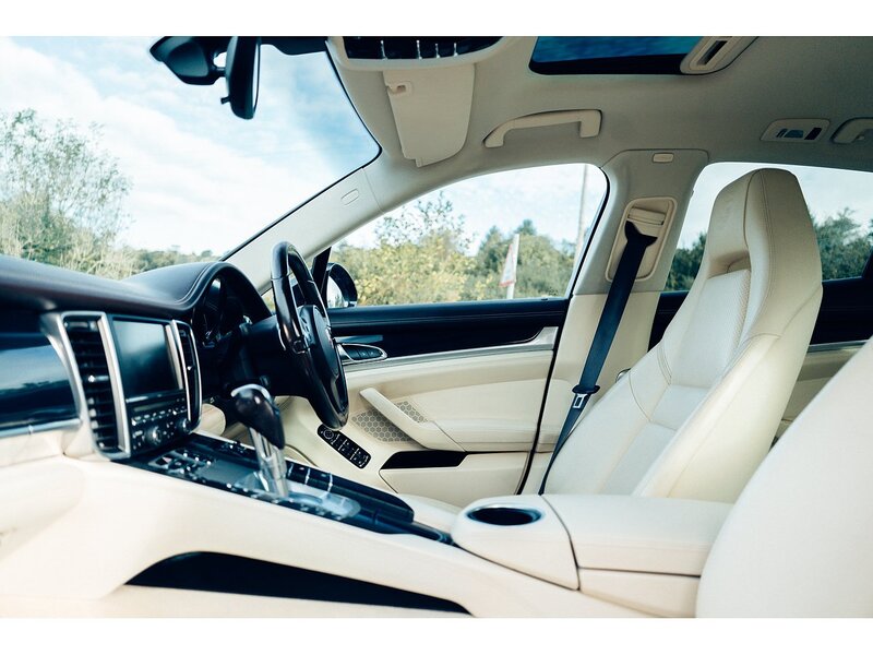 Porsche 3.0D V6 Hatchback 5dr Diesel TiptronicS Euro 5 (s/s) (300 ps)