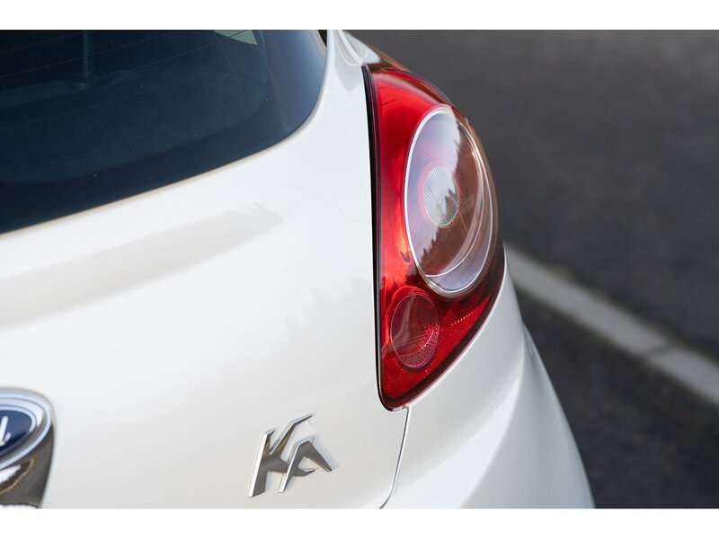 Ford 1.2 Titanium Hatchback 3dr Petrol Manual Euro 5 (69 ps)