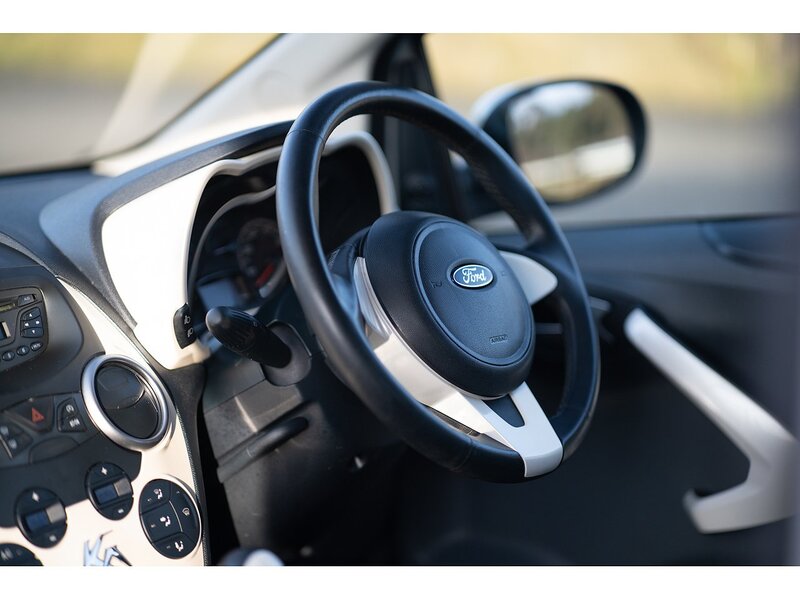 Ford 1.2 Titanium Hatchback 3dr Petrol Manual Euro 5 (69 ps)