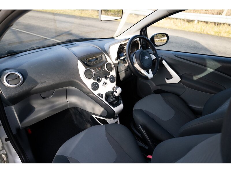 Ford 1.2 Titanium Hatchback 3dr Petrol Manual Euro 5 (69 ps)