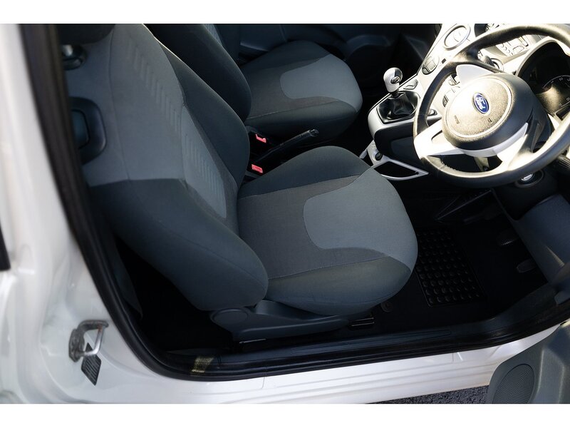 Ford 1.2 Titanium Hatchback 3dr Petrol Manual Euro 5 (69 ps)