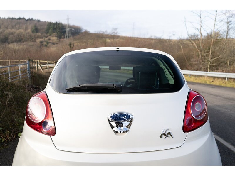 Ford 1.2 Titanium Hatchback 3dr Petrol Manual Euro 5 (69 ps)