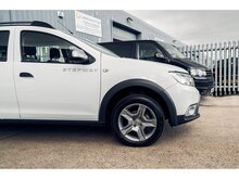 0.9 TCe Essential Hatchback 5dr Petrol Manual Euro 6 (s/s) (90 ps)