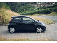 1.0 VVT-i x-play Hatchback 5dr Petrol Manual Euro 6 (71 ps)