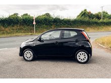 1.0 VVT-i x-play Hatchback 5dr Petrol Manual Euro 6 (71 ps)