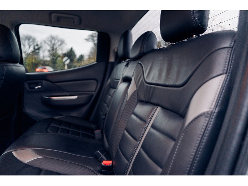 Mitsubishi 2.4 DI-D DC Barbarian Pickup Double Cab 4dr Diesel Auto 4WD Euro 6 (178 ps)