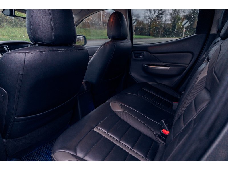 Mitsubishi 2.4 DI-D DC Barbarian Pickup Double Cab 4dr Diesel Auto 4WD Euro 6 (178 ps)