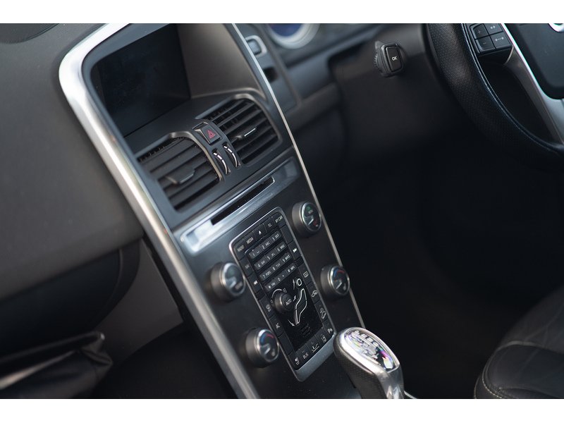 Volvo 2.4 D5 R-Design SUV 5dr Diesel Geartronic AWD Euro 5 (215 ps)