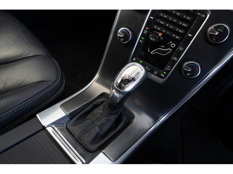 Volvo 2.4 D5 R-Design SUV 5dr Diesel Geartronic AWD Euro 5 (215 ps)