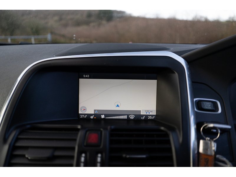 Volvo 2.4 D5 R-Design SUV 5dr Diesel Geartronic AWD Euro 5 (215 ps)