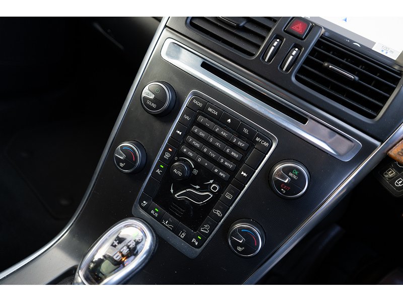 Volvo 2.4 D5 R-Design SUV 5dr Diesel Geartronic AWD Euro 5 (215 ps)