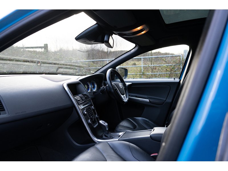 Volvo 2.4 D5 R-Design SUV 5dr Diesel Geartronic AWD Euro 5 (215 ps)