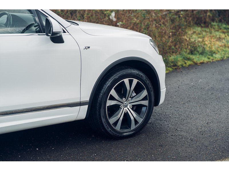 Volkswagen 3.0 TDI V6 BlueMotion Tech R-Line SUV 5dr Diesel Tiptronic 4WD Euro 5 (s/s) (245 ps)